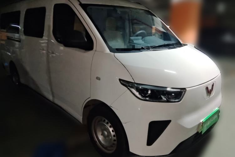 Used Wuling Yangguang 2024 300KM Comfort Version Passenger Van 75kW Front Right 45 Deg