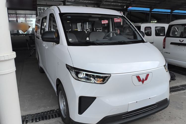 Used Wuling Yangguang 2024 300KM Comfort Version Passenger Van 75kW Front Right 45 Deg
