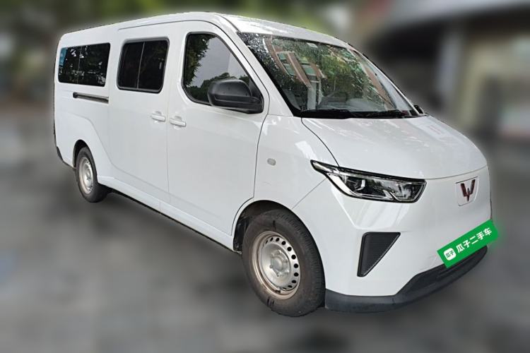 Used Wuling Yangguang 2024 300KM Comfort Version Passenger Van 75kW Front Right 45 Deg
