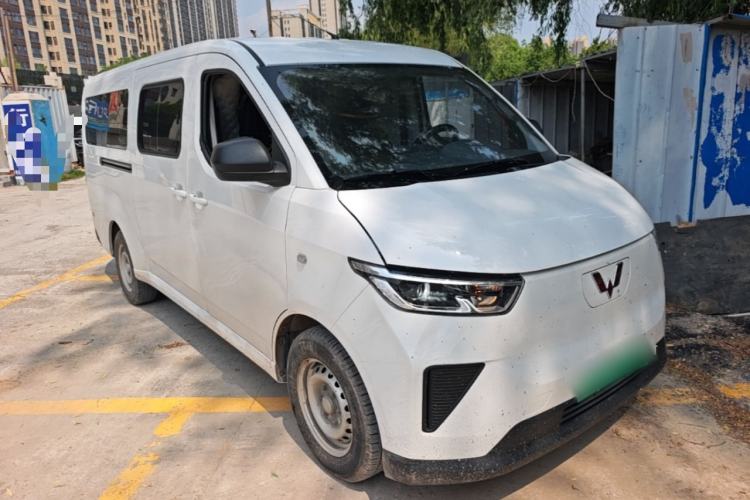 Used Wuling Yangguang 2024 300KM Comfort Version Passenger Van 75kW Front Right 45 Deg