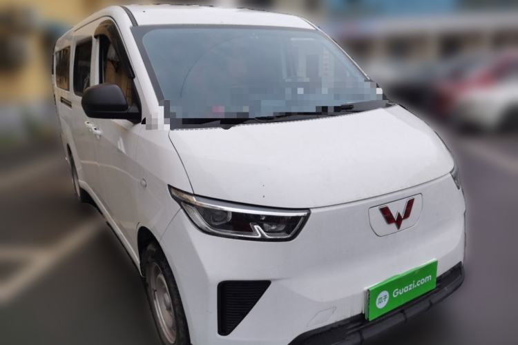 Used Wuling Yangguang 2024 300KM Comfort Version Passenger Van 75kW Front Right 45 Deg