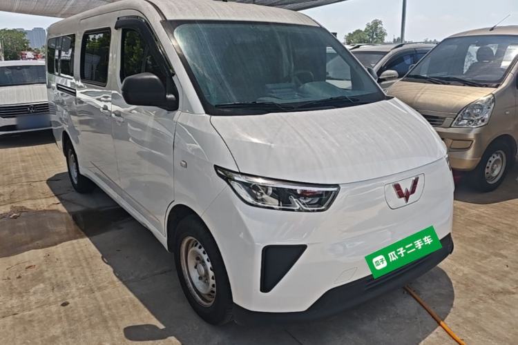 Used Wuling Yangguang 2024 300KM Comfort Version Passenger Van 75kW Front Right 45 Deg