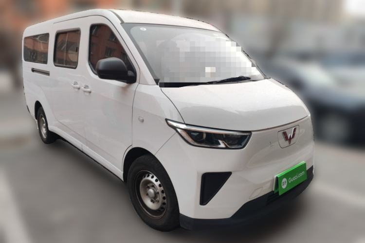 Used Wuling Yangguang 2024 300km Comfort-Grade Passenger Van 60kW Front Right 45 Deg