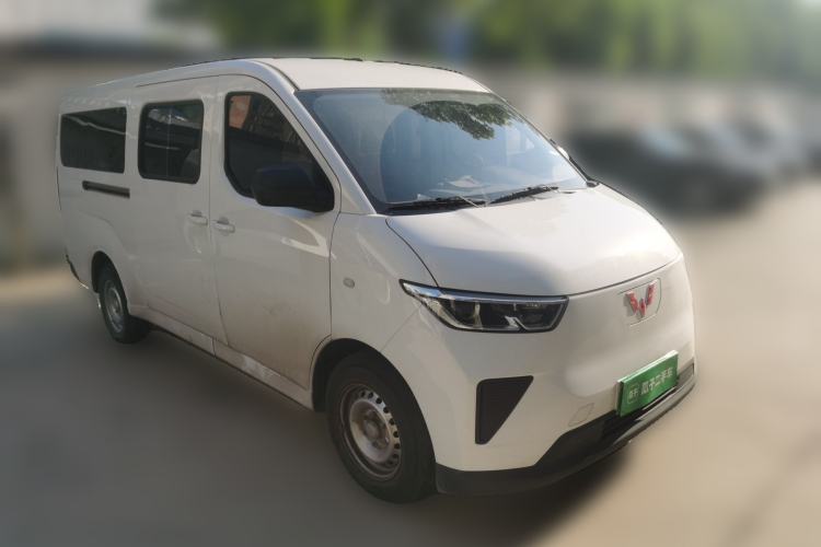 Used Wuling Yangguang 2024 300KM Comfort Version Passenger Van 75kW Front Right 45 Deg