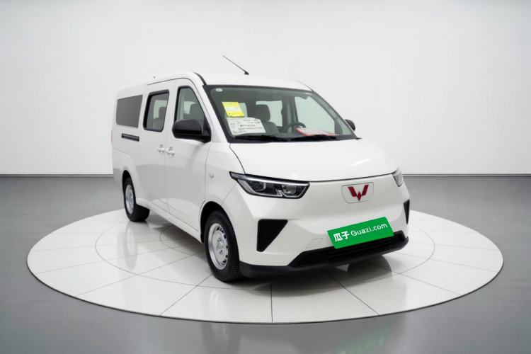 Used Wuling Yangguang 2024 300km Comfort-Grade Passenger Van 60kW Front Right 45 Deg