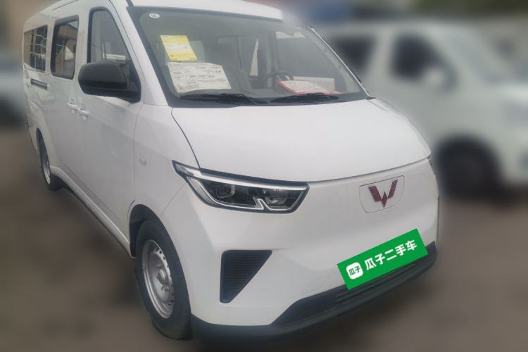 Used Wuling Yangguang 2024 300km Comfort-Grade Passenger Van 60kW Front Right 45 Deg