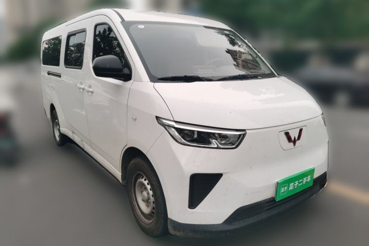 Used Wuling Yangguang 2024 300KM Comfort Version Passenger Van 75kW Front Right 45 Deg