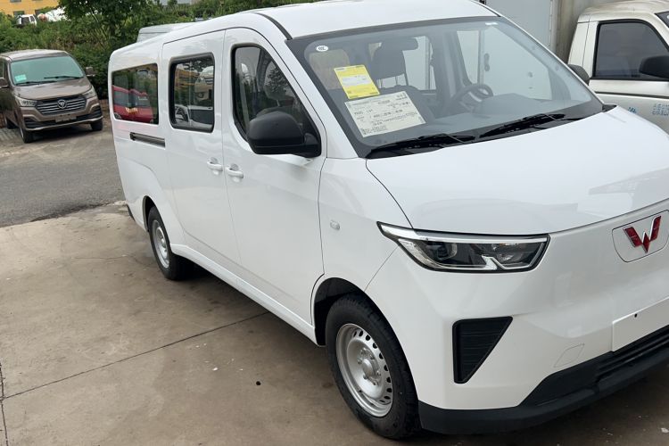 Used Wuling Yangguang 2024 300KM Comfort Version Passenger Van 75kW Front Right 45 Deg