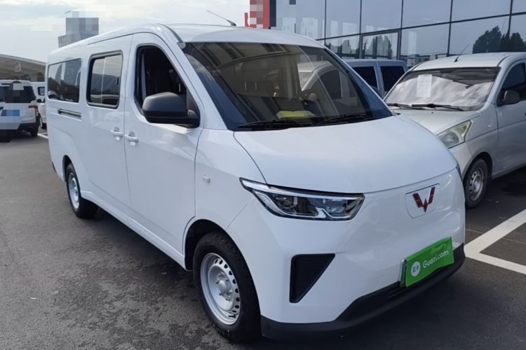 Used Wuling Yangguang 2024 300KM Comfort Version Passenger Van 75kW Front Right 45 Deg