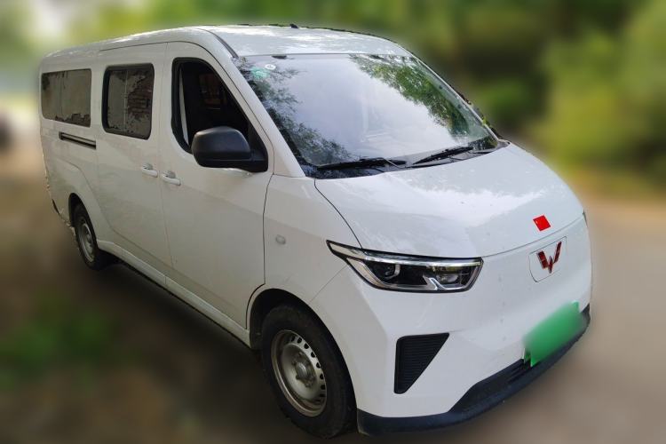 Used Wuling Yangguang 2024 300KM Comfort Version Passenger Van 75kW Front Right 45 Deg