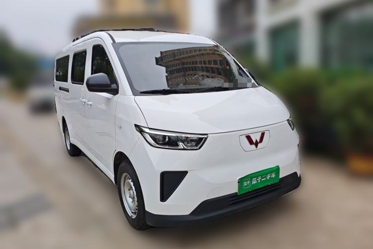 Used Wuling Yangguang 2024 300KM Comfort Version Passenger Van 75kW Front Right 45 Deg