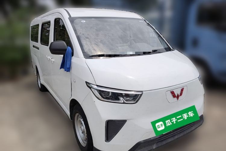Used Wuling Yangguang 2024 300km Comfort-Grade Passenger Van 60kW Front Right 45 Deg