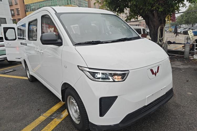 Used Wuling Yangguang 2024 300KM Comfort Version Passenger Van 75kW Front Right 45 Deg