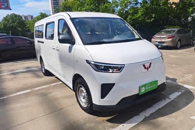 Used Wuling Yangguang 2024 300KM Comfort Version Passenger Van 75kW Front Right 45 Deg