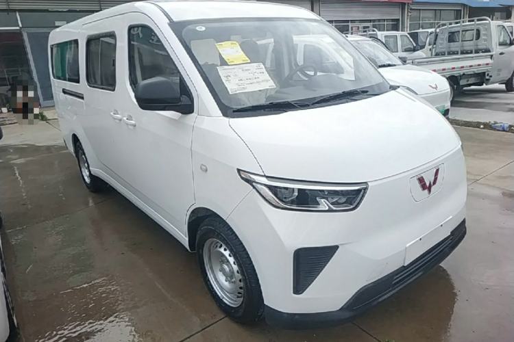 Used Wuling Yangguang 2024 300KM Comfort Version Passenger Van 75kW Front Right 45 Deg