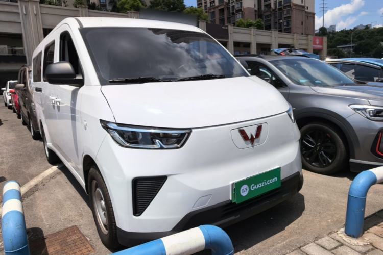 Used Wuling Yangguang 2024 300KM Comfort Version Passenger Van 75kW Front Right 45 Deg