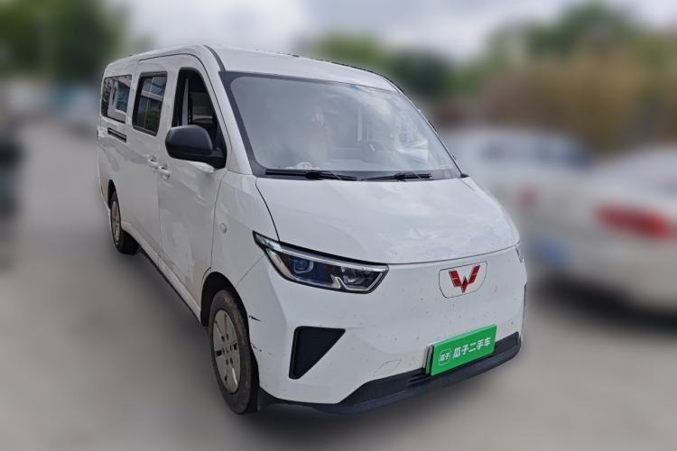 Used Wuling Yangguang 2024 300KM Comfort Version Passenger Van 75kW Front Right 45 Deg