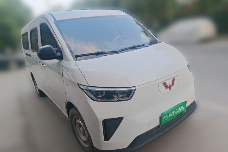 Used Wuling Yangguang 2024 300KM Comfort Version Passenger Van 75kW Front Right 45 Deg