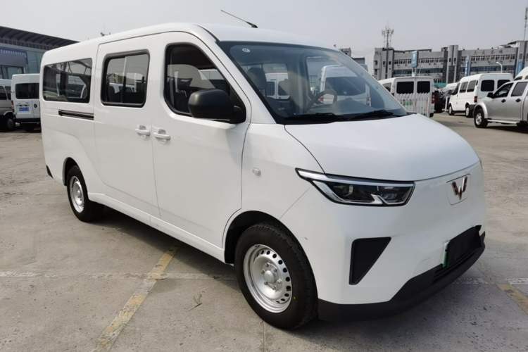 Used Wuling Yangguang 2024 300KM Comfort Version Passenger Van 75kW Front Right 45 Deg