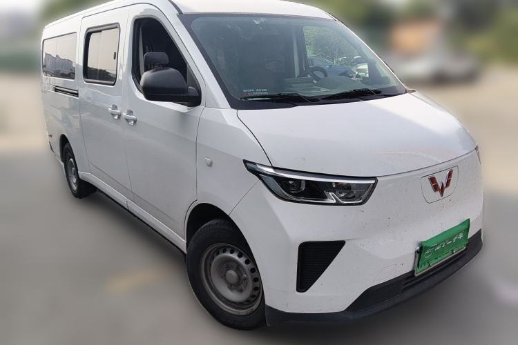 Used Wuling Yangguang 2024 300km Comfort-Grade Passenger Van 60kW Front Right 45 Deg