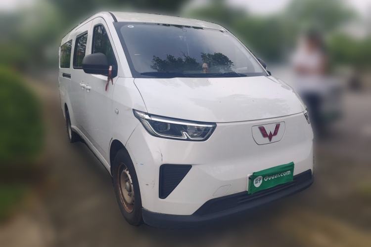 Used Wuling Yangguang 2024 300km Comfort-Grade Passenger Van 60kW Front Right 45 Deg
