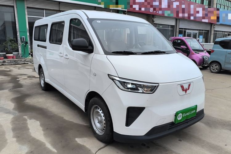 Used Wuling Yangguang 2024 300KM Comfort Version Passenger Van 75kW Front Right 45 Deg