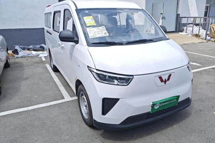 Used Wuling Yangguang 2024 300KM Comfort Version Passenger Van 75kW Front Right 45 Deg