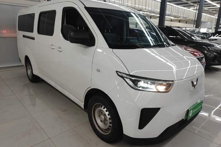 Used Wuling Yangguang 2024 300KM Comfort Version Passenger Van 75kW Front Right 45 Deg