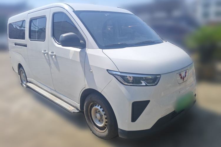 Used Wuling Yangguang 2024 300km Comfort-Grade Passenger Van 60kW Front Right 45 Deg
