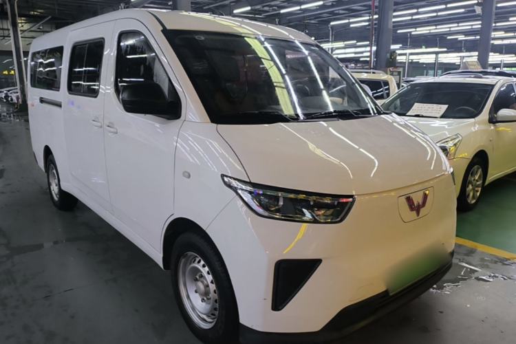 Used Wuling Yangguang 2024 300KM Comfort Version Passenger Van 75kW Front Right 45 Deg