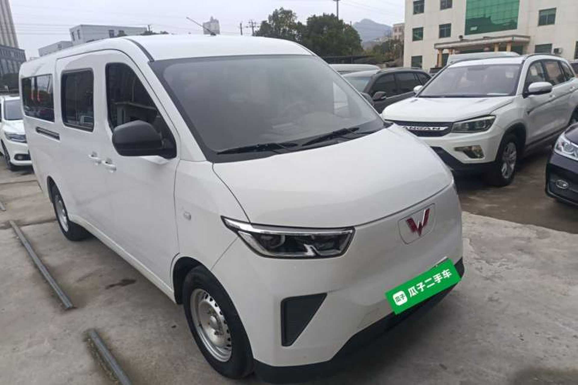 Used Wuling Yangguang 2024 300km Comfort-Grade Passenger Van 60kW Front Right 45 Deg