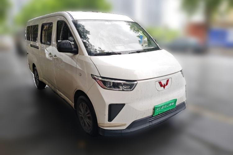 Used Wuling Yangguang 2024 300KM Comfort Version Passenger Van 75kW Front Right 45 Deg