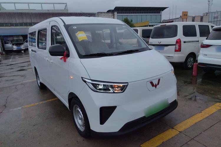 Used Wuling Yangguang 2024 300KM Comfort Version Passenger Van 75kW Front Right 45 Deg