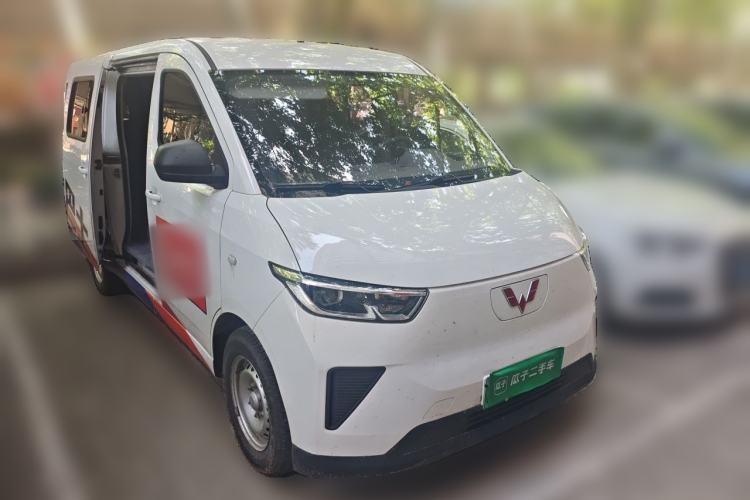 Used Wuling Yangguang 2024 300km Comfort-Grade Passenger Van 60kW Front Right 45 Deg