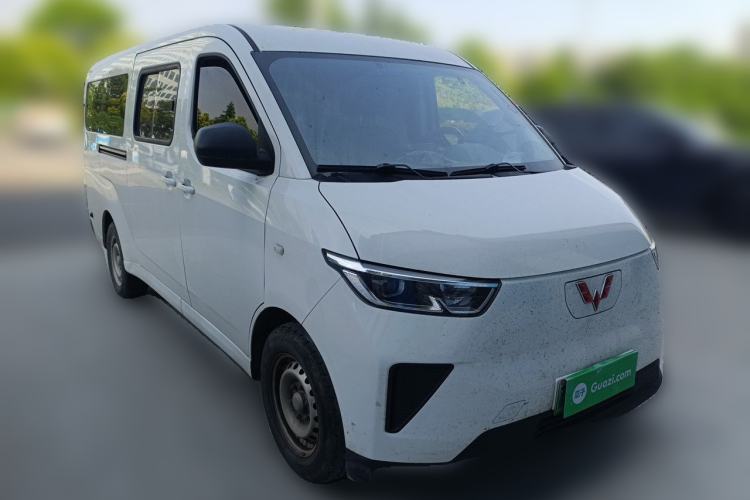 Used Wuling Yangguang 2024 300KM Comfort Version Passenger Van 75kW Front Right 45 Deg