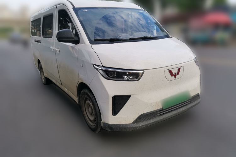 Used Wuling Yangguang 2024 300KM Comfort Version Passenger Van 75kW Front Right 45 Deg