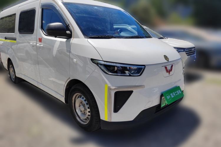 Used Wuling Yangguang 2024 300km Comfort-Grade Passenger Van 60kW Front Right 45 Deg