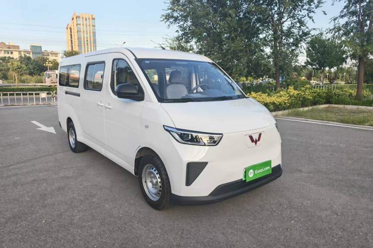 Used Wuling Yangguang 2024 300km Comfort-Grade Passenger Van 60kW Front Right 45 Deg
