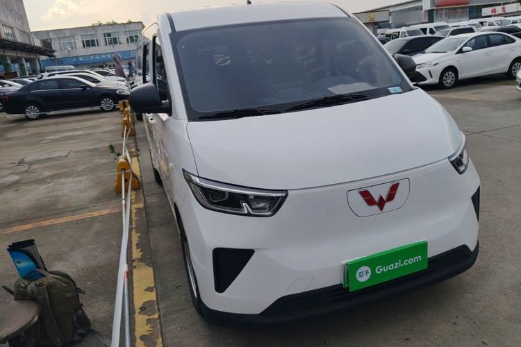 Used Wuling Yangguang 2024 300KM Comfort Version Passenger Van 75kW Front Right 45 Deg
