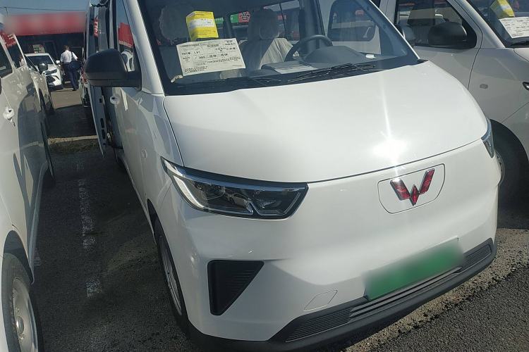Used Wuling Yangguang 2024 300KM Comfort Version Passenger Van 75kW Front Right 45 Deg