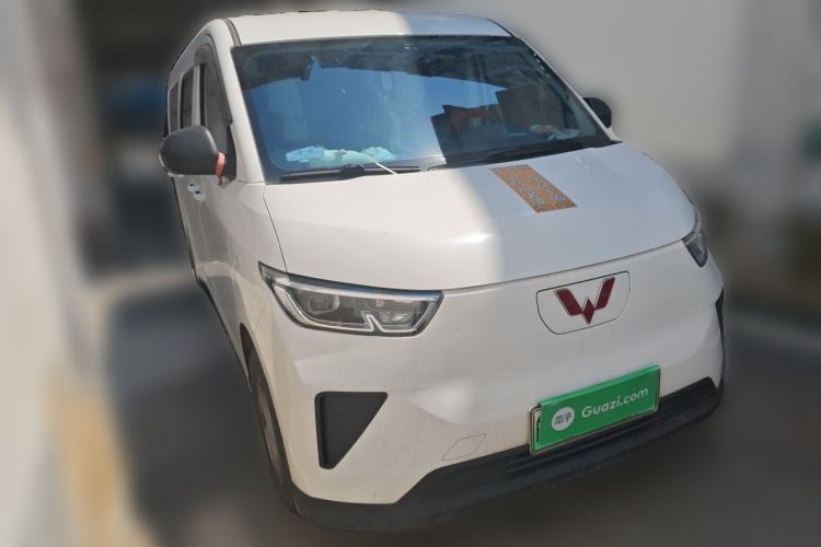 Used Wuling Yangguang 2024 300km Comfort-Grade Passenger Van 60kW Front Right 45 Deg