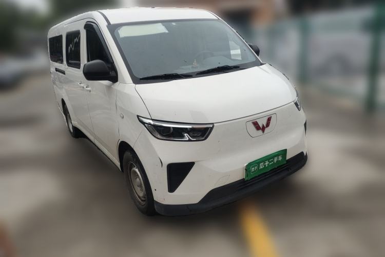 Used Wuling Yangguang 2024 300KM Comfort Version Passenger Van 75kW Front Right 45 Deg