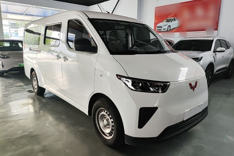 Used Wuling Yangguang 2024 300KM Comfort Version Passenger Van 75kW Front Right 45 Deg