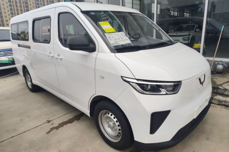 Used Wuling Yangguang 2024 300KM Comfort Version Passenger Van 75kW Front Right 45 Deg