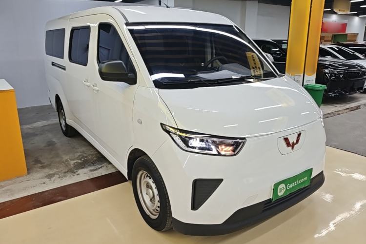 Used Wuling Yangguang 2024 300km Comfort-Grade Passenger Van 60kW Front Right 45 Deg