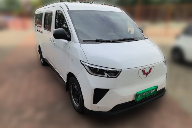 Used Wuling Yangguang 2024 300KM Comfort Version Passenger Van 75kW Front Right 45 Deg
