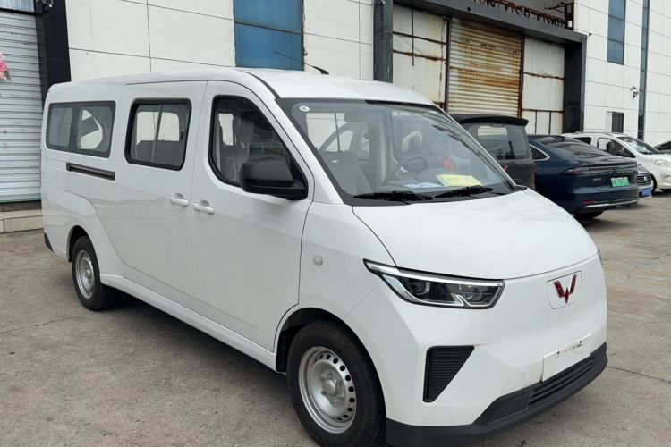 Used Wuling Yangguang 2024 300KM Comfort Version Passenger Van 75kW Front Right 45 Deg