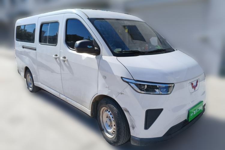 Used Wuling Yangguang 2024 300km Comfort-Grade Passenger Van 60kW Front Right 45 Deg