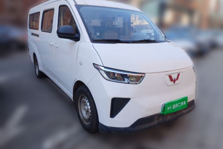 Used Wuling Yangguang 2024 300KM Comfort Version Passenger Van 75kW Front Right 45 Deg