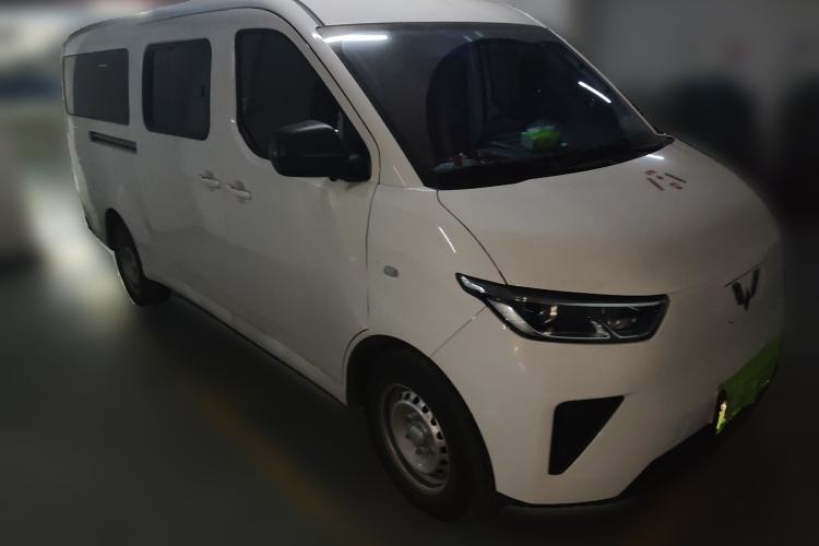Used Wuling Yangguang 2024 300KM Comfort Version Passenger Van 75kW Front Right 45 Deg